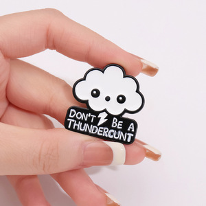 Set de Pins de Esmalte Personalizados y Divertidos con Diseños de Fantasma, Nube, Dinosaurio, Abeja y Máquina de Coser, con Eslóganes, Artesanía de Esmalte Metálico - Product Image 3