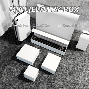 Caja de Joyería Blanca de Lujo con Interior Aterciopelado, Caja de Regalo Rígida con Logotipo Personalizado para Collar, Anillo y Pulsera - Product Image 2