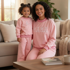 Conjunto a juego de mamá e hija, hecho a mano con bordado de letras, de algodón rosa, para Navidad, sudadera familiar, ropa de estar por casa. - Product Image 2