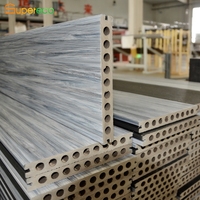 Pont composite extérieur en plastique et bois de style moderne résistant au feu, finition de grain de bois rustique imperméable, technique brossée par clic