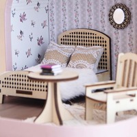 Diorama miniature de chambre à coucher, valise rose vintage, lit en treillis, commode en mosaïque, miroir, tapis à motif végétal, décoration d'intérieur, ornement, cadeau