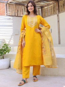 Kurta recto de seda pura bordado Floral amarillo con pantalones y Dupatta producto a granel personalizado para mujer uso diario - Product Image 3