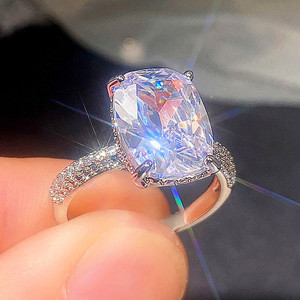 Anello di fidanzamento da donna F1329 con diamante coltivato in laboratorio taglio cuscino, stile classico solitario - Product Image 2