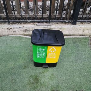 Contenedores de basura de plástico para exteriores, de doble compartimento, para uso en seco y húmedo, con accionamiento a pedal, integrados de dos y tres compartimentos. - Product Image 2