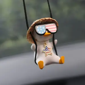 Güneş gözlüğü araba iç dekorasyon otomatik kolye ile reçine sevimli salıncak ördek