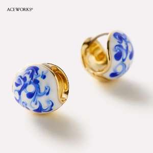 Galería de Aros Chinoiserie |   Pendientes de aro tipo huggie de latón chapado en oro de 18 quilates con esmalte |   Joyería con Efecto Cerámico Azul y Blanco Marmoleado - Product Image 4