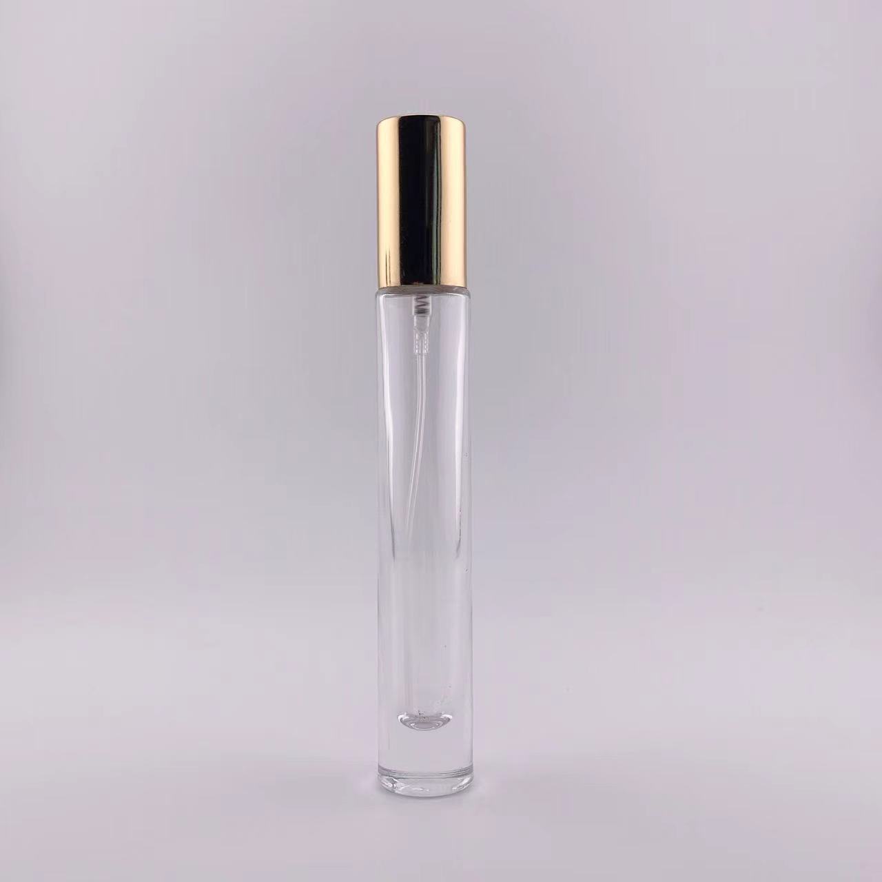 Bouteille transparente avec pulvérisateur doré