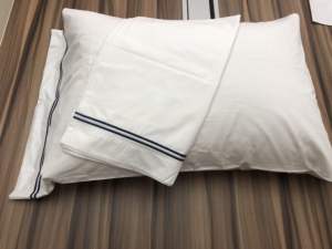 Juego de Ropa de Cama de Satén 100% Algodón Natural - Funda de Edredón y Fundas de Almohada con Bordado de Líneas - Product Image 4