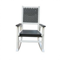 Fauteuil à bascule d'extérieur en PEHD résistant aux intempéries avec dossier et accoudoirs tressés, durable et nécessitant peu d'entretien pour jardin et terrasse