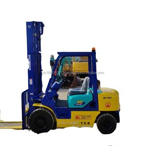 Chariot élévateur à fourche à moteur thermique d'occasion Komatsu FD 30 d'origine japonaise, 3 tonnes, hauteur de levage de 4,5 mètres, bon état, belles performances - Product Image 1