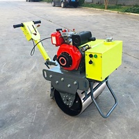 Mini-compacteur vibrant portatif à tambour unique, autoporté avec pompe et moteur pour la réparation routière et le compactage de tranchées UCM-30