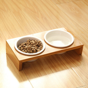 Station d'alimentation surélevée pour animaux de compagnie en bambou avec deux bols en céramique pour la nourriture et l'eau des chats - Product Image 1