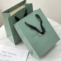 Personalisierte rosa Papiertüte mit Logo, luxuriöse Geschenktüte mit Satinbandgriff, bedruckte Papiertüte für Haar- und Schönheitsboutiquen-Verpackungen
