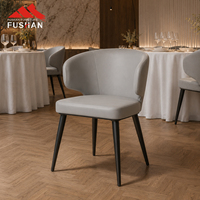 Chaise de salle à manger rembourrée sur mesure en gros avec accoudoirs, en cuir PU, finition grain de bois et structure métallique pour projets commerciaux, hôtels et cafés