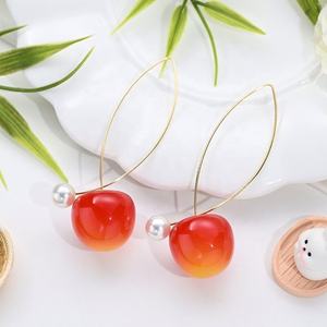 ต่างหูแฟชั่นทรงเรขาคณิตแบบห้อยประดับเพชรและเชอร์รี่สีแดง ดีไซน์น่ารักหวานแหวว วัสดุโลหะผสมสังกะสีชุบทอง สำหรับผู้หญิง สินค้ามาใหม่ - Product Image 2