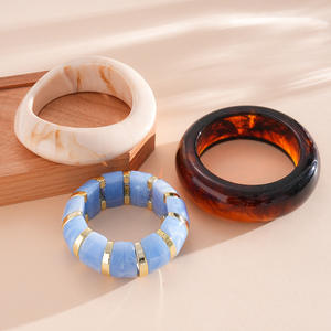 Bracelet concave en résine marbrée J, style vintage, pour soirée, mode unique, avec imitation perle pour femme - Product Image 2