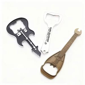 Décapsuleur en métal noir mat personnalisé avec logo émaillé souple, aimant de réfrigérateur souvenir d'entreprise - Product Image 3