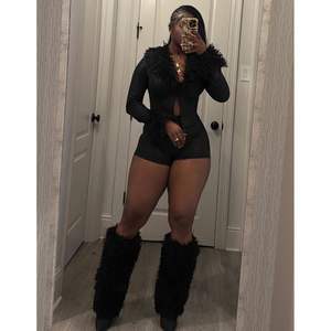 Ensemble deux pièces sexy en similicuir personnalisé 2026 avec veste en fourrure et short moulant pour femme – Tenue de club - Product Image 2