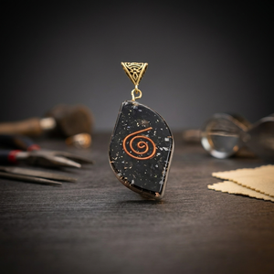 Pendentif Feng Shui en tourmaline noire faite à la main en forme de goutte d'eau avec spirale en cuivre, cristal de guérison Reiki - Product Image 1
