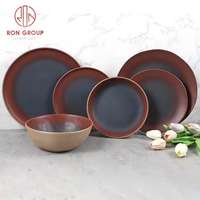 Assiettes de table rondes en terre cuite, dégradé rouge et noir, modernes, pour la restauration et le service alimentaire en cuisine