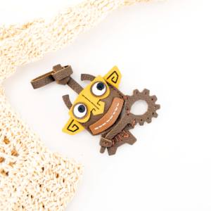 Porte-clés en cuir avec personnage mythique et détails d'équipement - Product Image 2