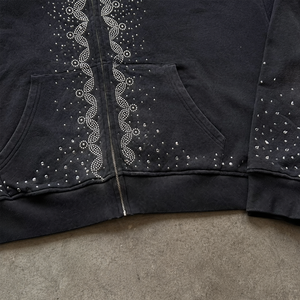 Sudadera con capucha negra personalizada para hombre, estilo desgastado, de tela gruesa, con efecto descolorido por el sol, con cremallera y pedrería, para fabricantes - Product Image 3