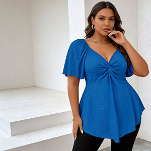 Haut Peplum Décontracté Bleu Royal à Col en V avec Torsion sur le Devant, Manches à Volants et Broderie Anglaise pour Femmes Courbes – Collection Été 2026 - Product Image 1