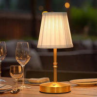 Lampe de table sans fil rechargeable, variateur tactile 3 couleurs, abat-jour plissé en tissu, corps doré pour hôtel, restaurant, événements de mariage