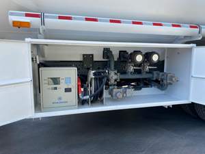 Sinotruck Howo 4x2 8x4 6x4 3000 galones 5 toneladas diesel 12000 litros 40000 litros 3000 galones camión tanque de combustible y aceite para la venta - Product Image 4