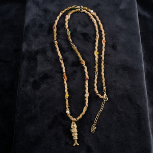 Collier en cordon de soie torsadé beige et vert olive fait main Sstringz avec accents de perles multicolores en forme de poisson doré antique, style bohème et côtier - Product Image 5
