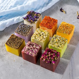 <span class=keywords><strong>Savon</strong></span> artisanal naturel aux herbes <span class=keywords><strong>et</strong></span> aux fleurs séchées, à l'huile essentielle, pour le visage <span class=keywords><strong>et</strong></span> les mains, nourrissant <span class=keywords><strong>et</strong></span> nettoyant pour la peau - Product Image 1
