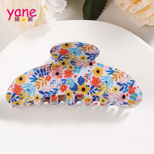 Esnek çiçek tasarımı ile büyük renkli plastik çiçek saç pençe klip yumuşak PVC saç aksesuarları - Product Image 5