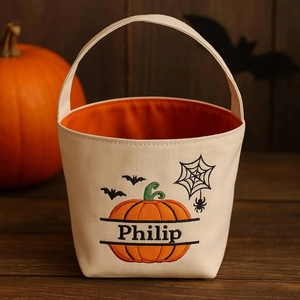 Cubo de Lona Personalizable para Halloween con Bordado de Calabazas, Murciélagos y Telarañas, Personalizable con el Nombre del Niño - Product Image 1