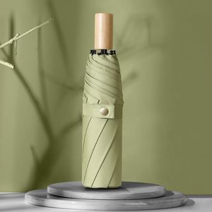 Parapluie publicitaire noir uni en vinyle avec poignée en bois, design pliable en trois, élégant et moderne, unisexe, idéal pour les cadeaux d'entreprise - Product Image 3