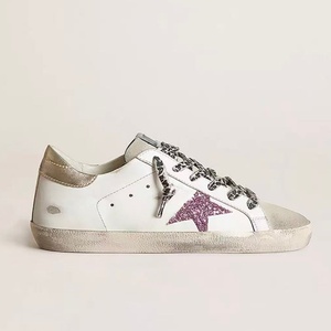 Zapatos deportivos de diseño sencillo con forma de estrella de cinco puntas, antibacterianos y que absorben los impactos. Zapatos deportivos populares de estilo básico. - Product Image 3