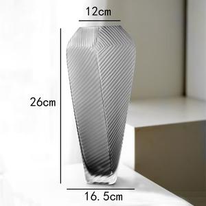 Vase en verre créatif avec un design de tour inclinée givrée - Product Image 4