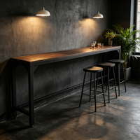 Console industrielle longue en bois de noyer foncé avec plateau à lattes et structure en métal noir mat pour entrée, canapé, maison, café