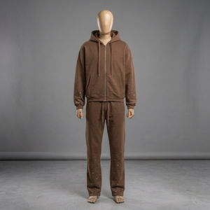 Ensemble de survêtement unisexe marron avec sweat à capuche zippé et pantalon de jogging, imprimé numérique et détails de broderie hivernale - Product Image 1