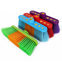Balai domestique en soie douce pour intérieur/extérieur avec manche en plastique et tête de balai en PET et PP pour le nettoyage et le lavage des sols (vente en gros)