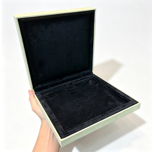 Boîte à bijoux élégante en velours rectangulaire avec intérieur noir pour le rangement des bagues, présentation de cadeaux - Product Image 5