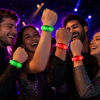 Bracelets LED activés par le son avec sangle en silicone blanc, lumière unie, bracelets lumineux pour fêtes, cadeaux promotionnels, vente en gros