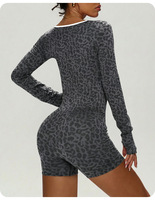 Combinaison courte sans couture à manches longues imprimé guépard/leopard avec bordure contrastante, tenue de sport écologique pour yoga, gym et fitness