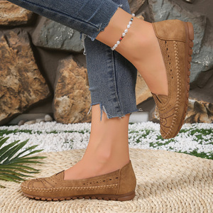 Mocassins perforés brodés camel pour femmes, chaussures plates à enfiler tendance grandes tailles, chaussures décontractées à semelle souple pour femmes - Product Image 1