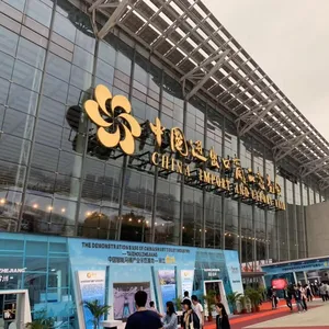 Agent Om Visitekaartjes Van De Kantonbeurs Te Verzamelen, Om Klanten Te Helpen Bij Het Aanmeren Van Fabrieken Guangzhou Lokale Service