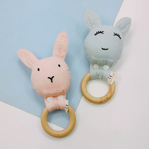 Hochet en <span class=keywords><strong>tissu</strong></span> <span class=keywords><strong>de</strong></span> lapin biologique Oem, jouet à tricoter, <span class=keywords><strong>anneau</strong></span> <span class=keywords><strong>de</strong></span> <span class=keywords><strong>dentition</strong></span> en bois, jouet à mâcher pour bébé, hochet <span class=keywords><strong>de</strong></span> <span class=keywords><strong>dentition</strong></span> - Product Image 3