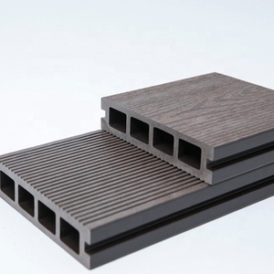 Plancher composite extérieur en WPC bicolore brossé, co-extrusion durable, antidérapant, imperméable, aspect teck, garantie 20 ans - Product Image 1