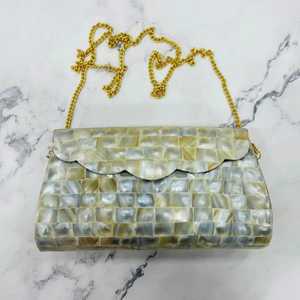 Charme exquis sur mesure de notre pochette incrustation de nacre et son design structuré assure la durabilité. Idéal pour les mariées - Product Image 3