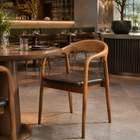 Table à manger en noyer et ensemble de 4 chaises en cuir noir avec dossier incurvé, fauteuils en bois massif, mobilier commercial pour restaurant, personnalisable