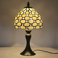 Lampe de table en verre teinté LongHuiJing de 8 pouces, base en fer, douille E26 E27, abat-jour à motif floral orné de perles, vente en gros d'usine