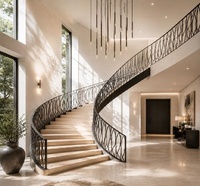 Escalier Courbé de Luxe sur Mesure avec Marches en Bois Clair et Rampe en Fer Forgé pour Villa à Plafond Haut